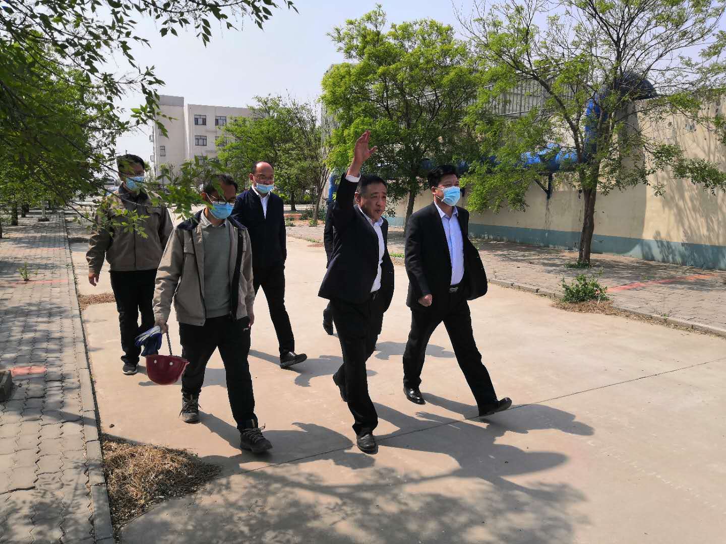 臨港經(jīng)濟(jì)技術(shù)開(kāi)發(fā)區(qū)管委會(huì)紀(jì)委張書(shū)記和綜合執(zhí)法局王局長(zhǎng)來(lái)我廠指導(dǎo)工作