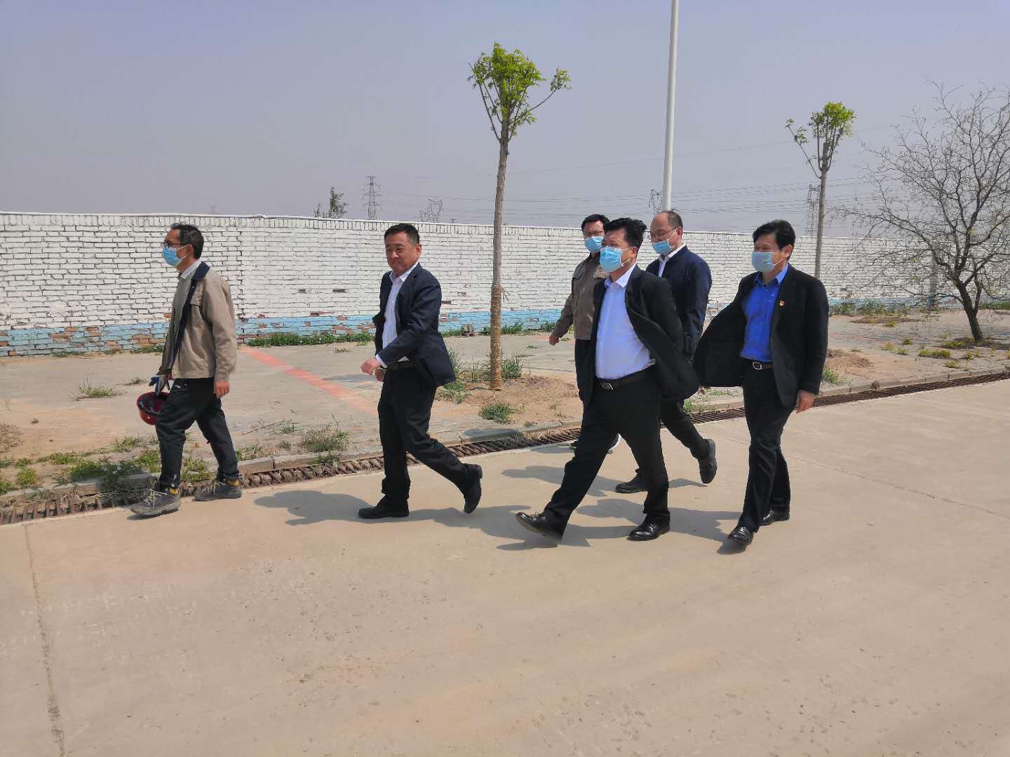 臨港經(jīng)濟(jì)技術(shù)開(kāi)發(fā)區(qū)管委會(huì)紀(jì)委張書(shū)記和綜合執(zhí)法局王局長(zhǎng)來(lái)我廠指導(dǎo)工作