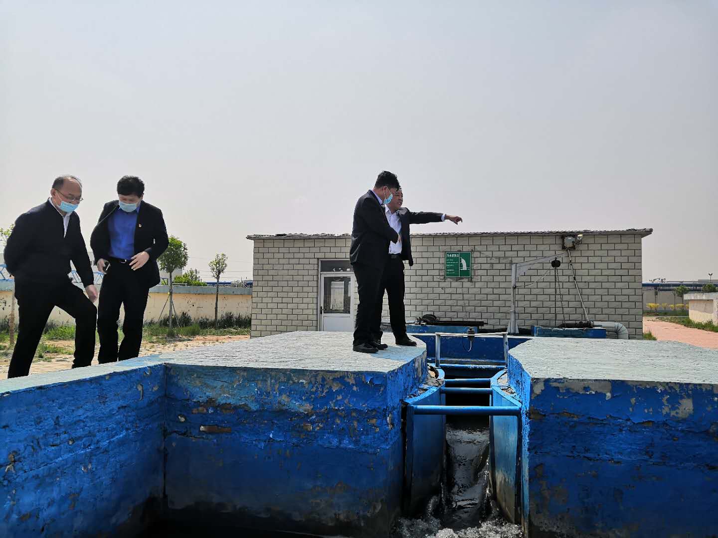 臨港經(jīng)濟(jì)技術(shù)開(kāi)發(fā)區(qū)管委會(huì)紀(jì)委張書(shū)記和綜合執(zhí)法局王局長(zhǎng)來(lái)我廠指導(dǎo)工作