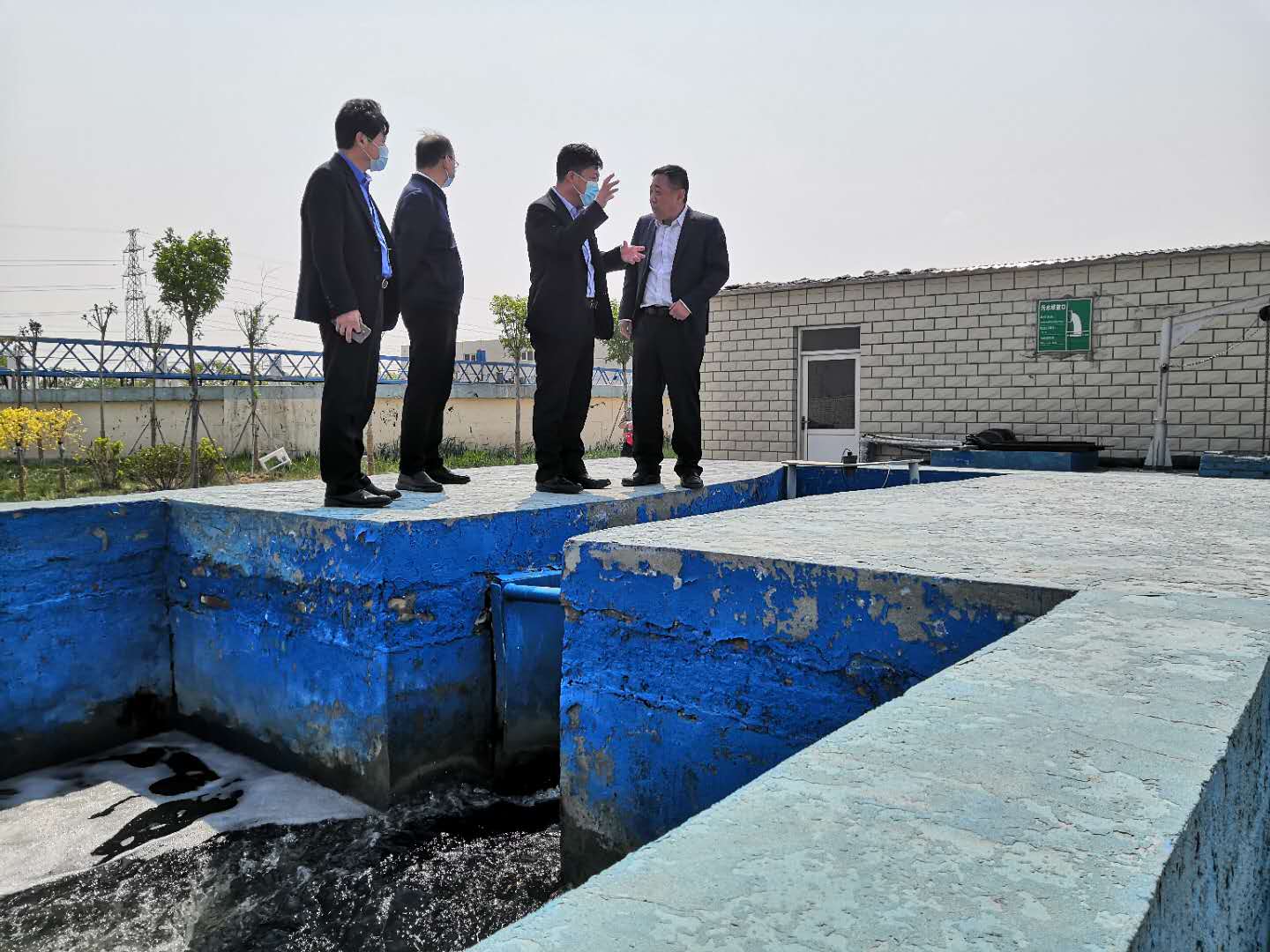 臨港經(jīng)濟(jì)技術(shù)開(kāi)發(fā)區(qū)管委會(huì)紀(jì)委張書(shū)記和綜合執(zhí)法局王局長(zhǎng)來(lái)我廠指導(dǎo)工作